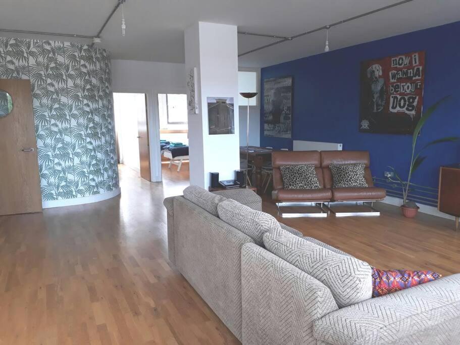 Trendy, Urban Open Plan Apartment Bristol Exterior foto